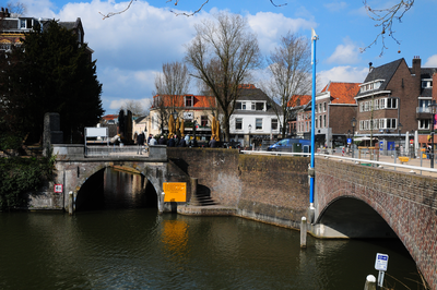 900126 Gezicht op de Bijlhouwerbrug te Utrecht, met rechts een deel van de Tolsteegbrug.